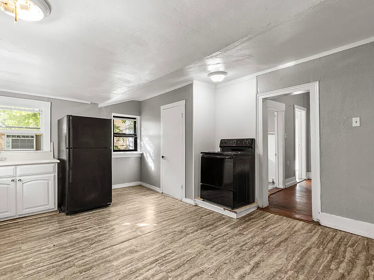 427 Sherman St — Photo 2
