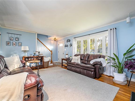 4th image of 10 Old Orchard Dr