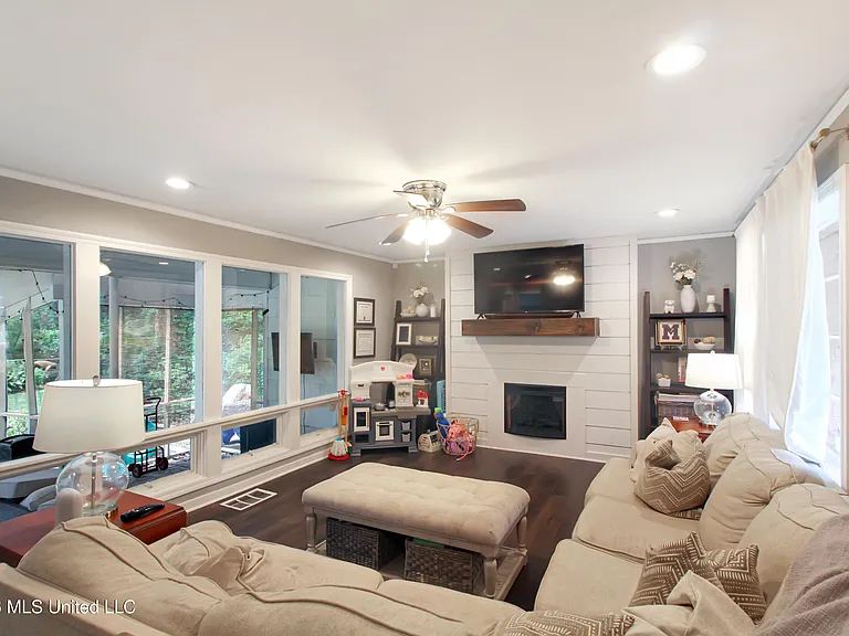 1849 Parkridge Dr — Photo 5
