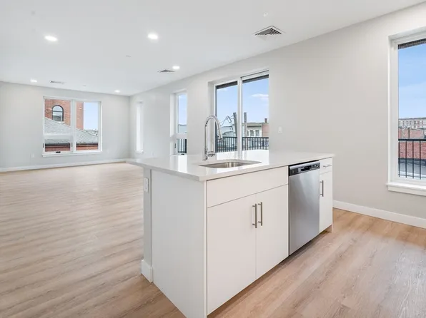 157 Chestnut St #304, Chelsea, MA 02150