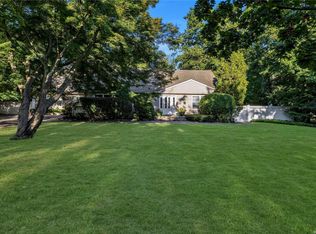 17 Stengel Pl, Smithtown, NY 11787
