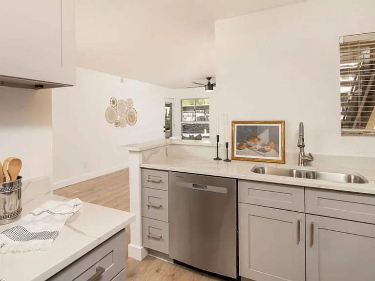 1880 E Morten Ave #111 — Photo 3