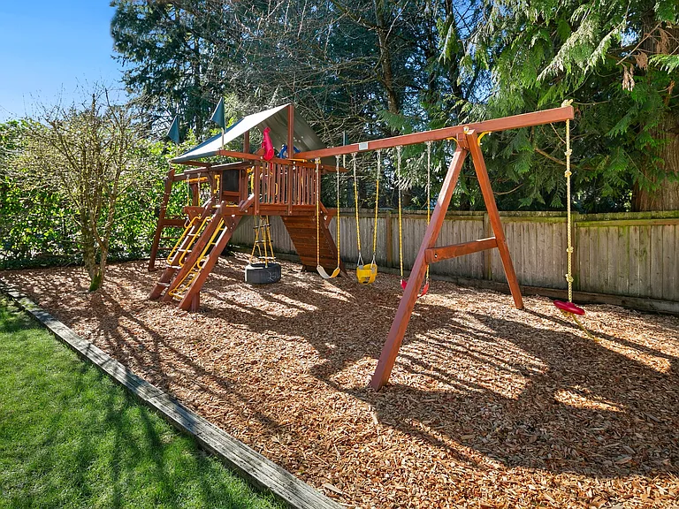 7037 NE 137th St — Photo 30