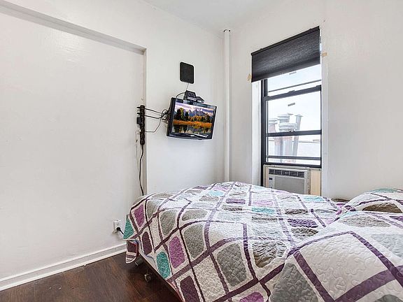 4th image of 341 Bedford Ave #32