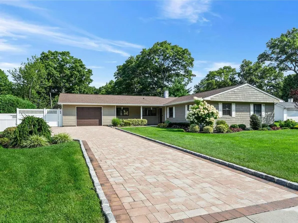 25 Whitfield Lane, Coram, NY 11727