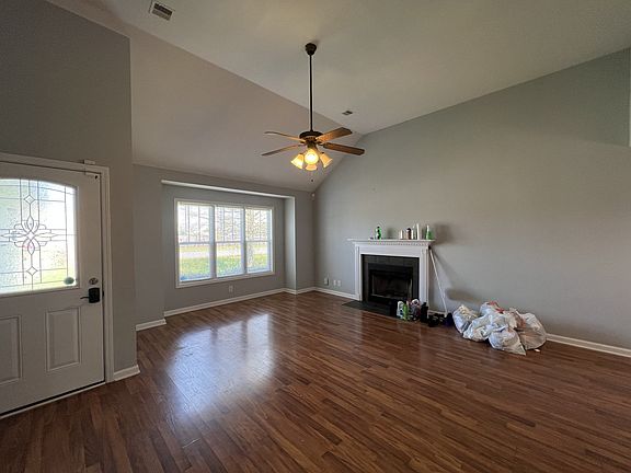 3rd image of 834 Samantha Ln