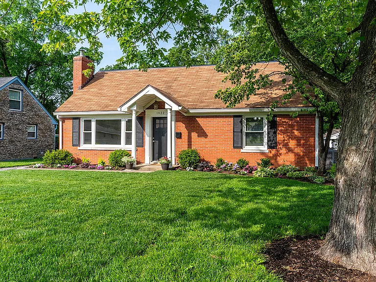 1022 Della Dr — Photo 3