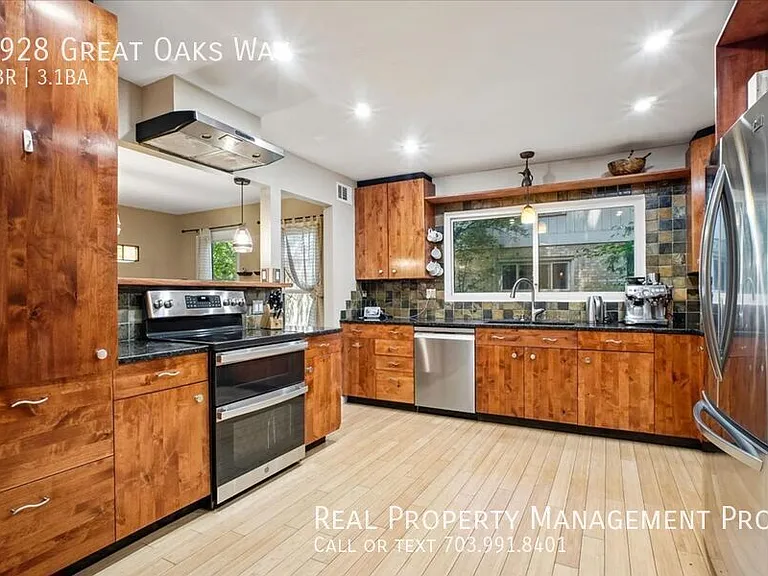 9928 Great Oaks Way — Photo 16