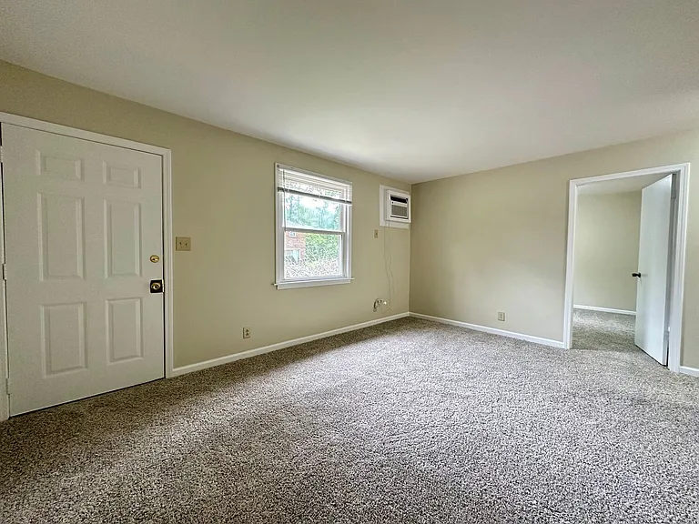 1906 Batts Ln — Photo 3