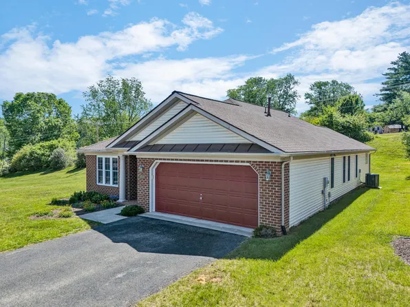 4530 Colonial Place Dr, Roanoke, VA 24018