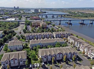 124 Blue Heron Dr, Secaucus, NJ 07094