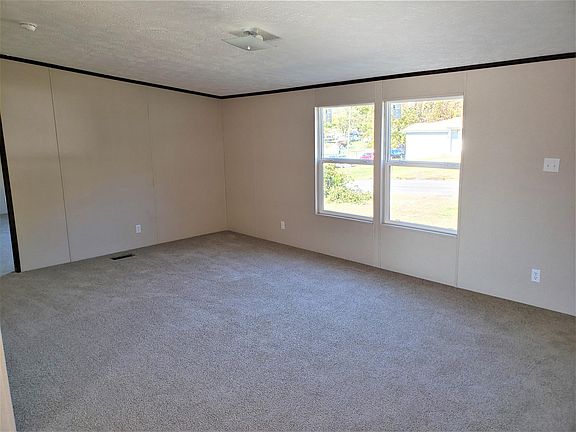 5th image of 214 Hillcrest St