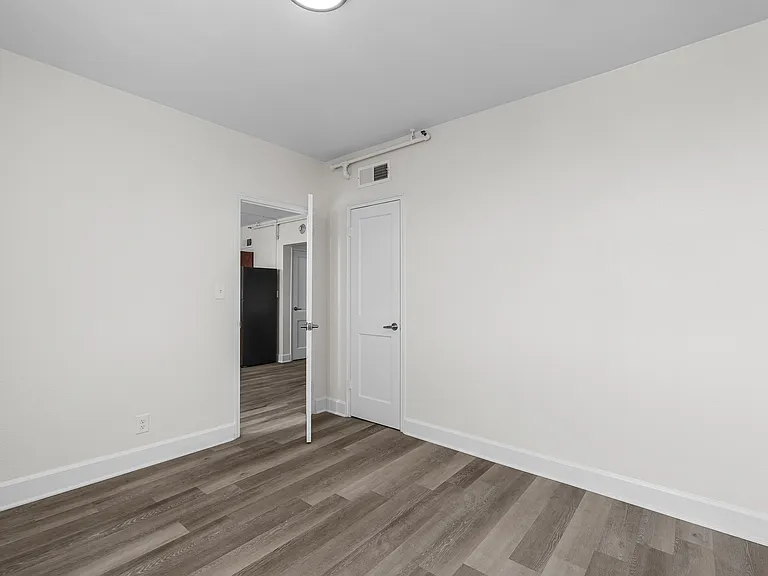 Fairmont Tower Apartments — Photo 6