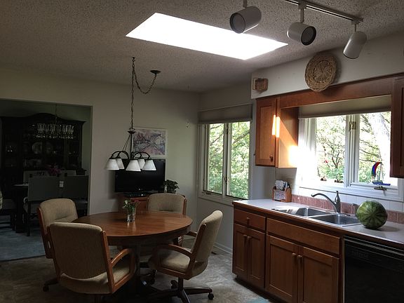 5th image of 143 Bethany Dr