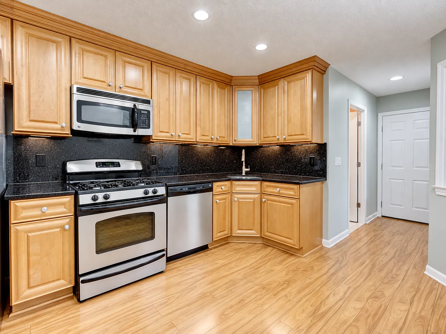 2 bed, 1.5 bath, 1300 sqft, $2,750 — Photo 4