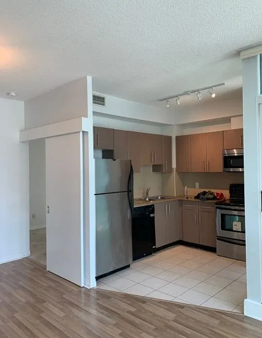 12 Yonge St -2010 — Photo 3