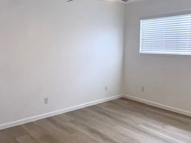 Oak Park Village Apartments — Photo 34