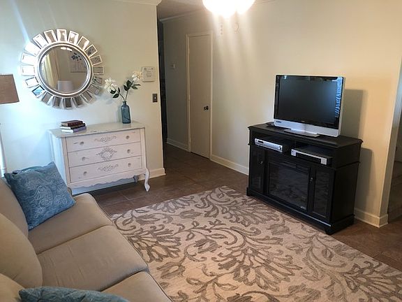 3rd image of 101 Edinburg Way #1