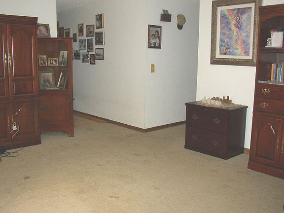 Living Room (approx. 18'4" x 11'8")