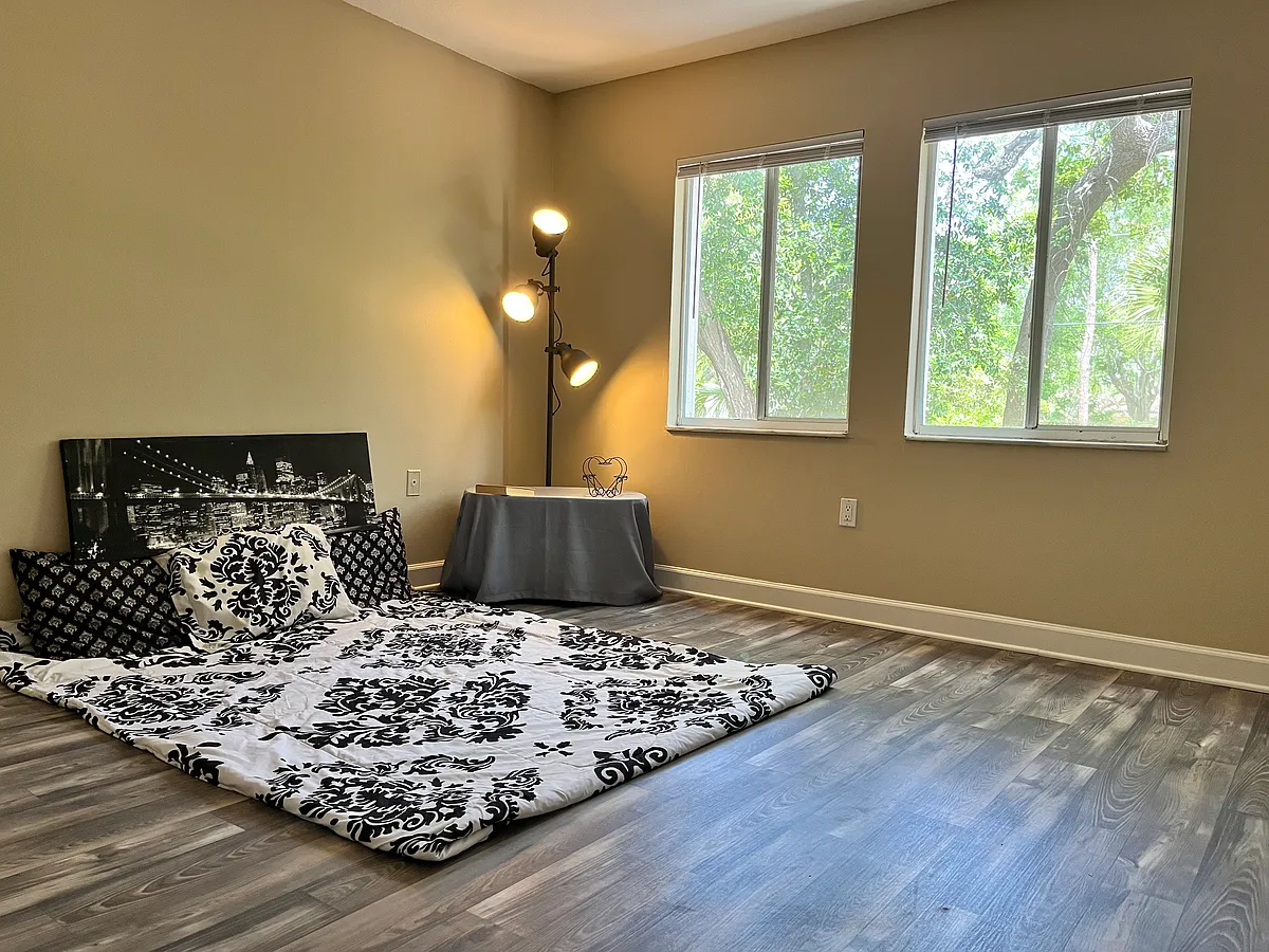 Building Photo - 827 Lowell Blvd #25