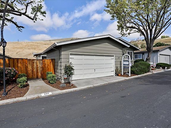 3rd image of 237 Mountain Springs Dr