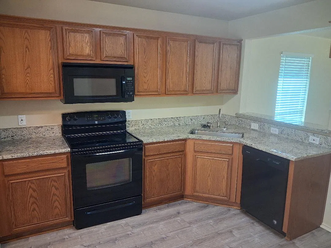 3 bed, 1465 sqft, $2,025 — Photo 2