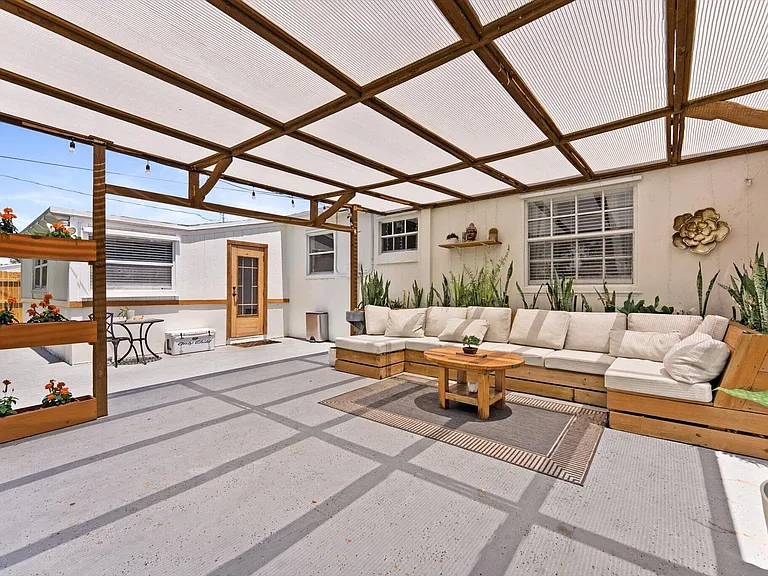 350 Forest Hill Blvd — Photo 4