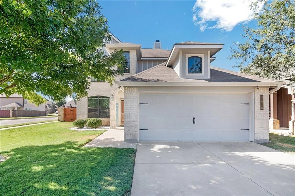 4 bed, 2.5 bath, 2501 sqft, $2,350 — Photo 1