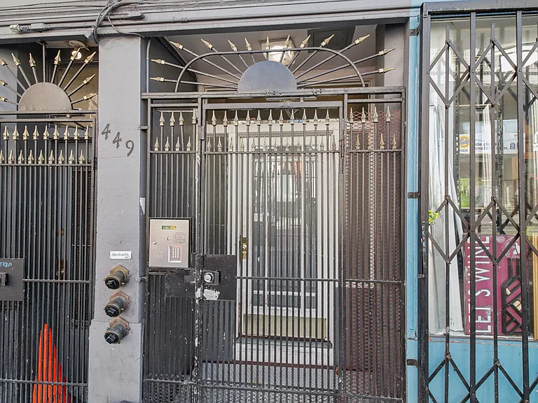 Main entrance door of the apartment building at 449 O'Farrell St, San Francisco, CA 94102, USA