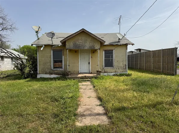 411 Decatur St, Bowie, TX 76230