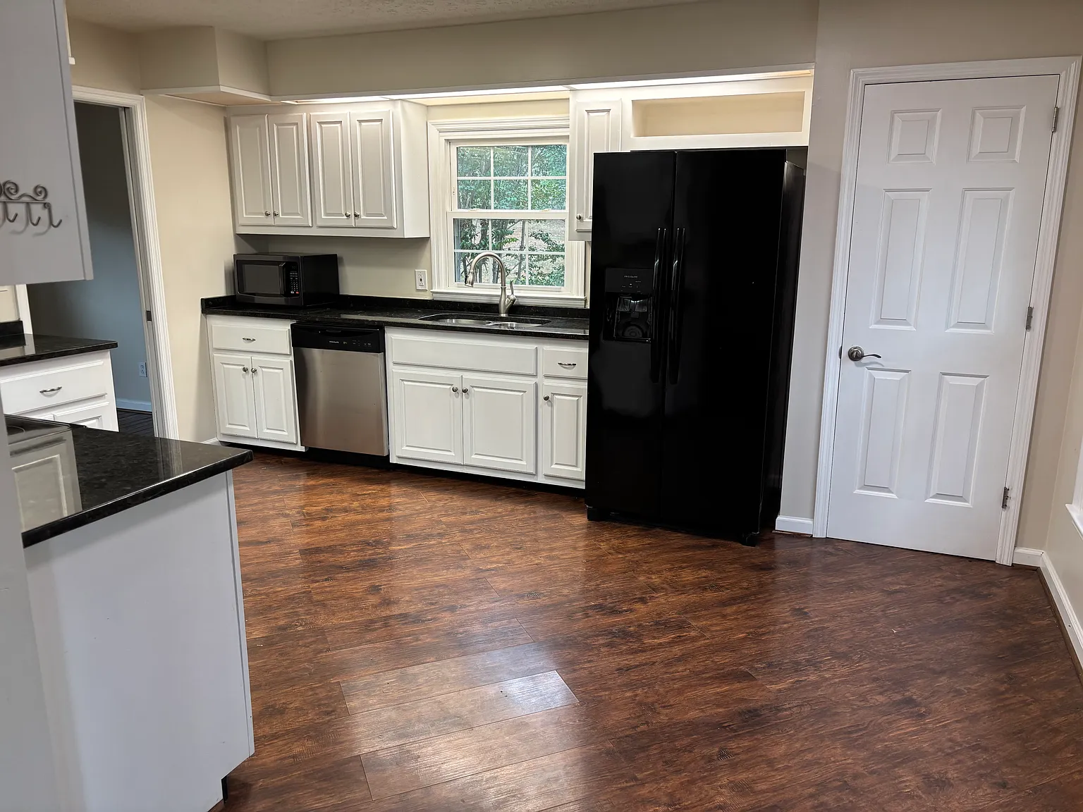 3 bed, 2418 sqft, $2,850 — Photo 3