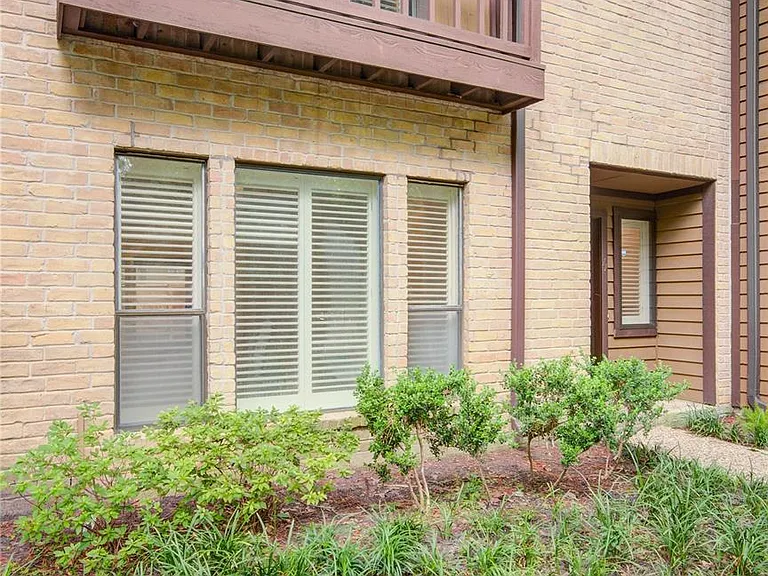 11711 Memorial Dr #11 — Photo 3