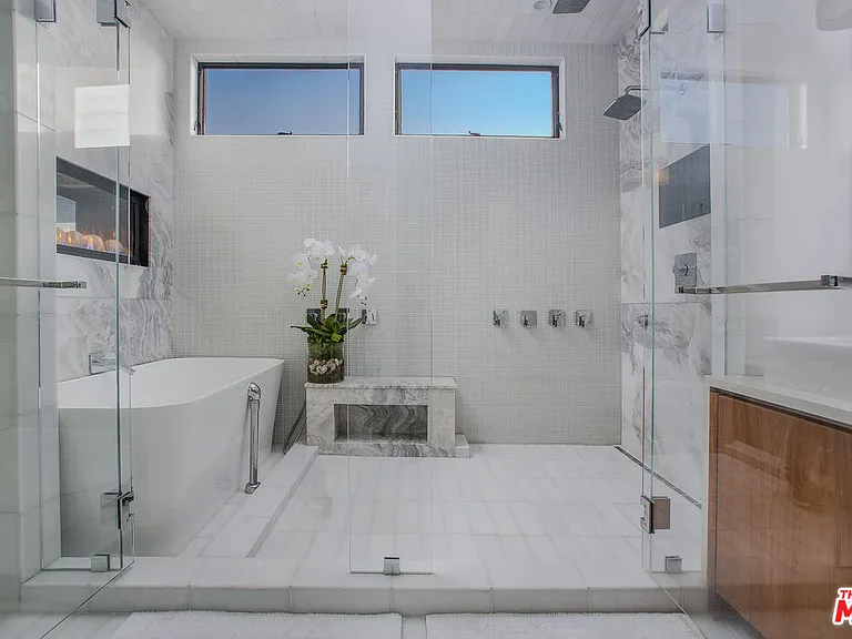 2105 E Balboa Blvd — Photo 33