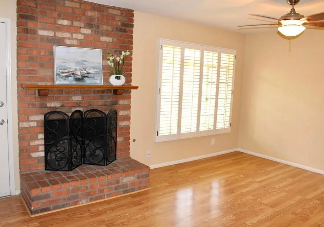 505 E Huntington Dr — Photo 2