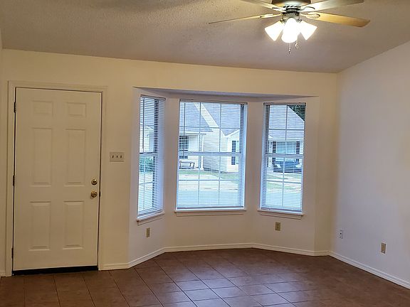 2nd image of 130 Rockyreef Cir