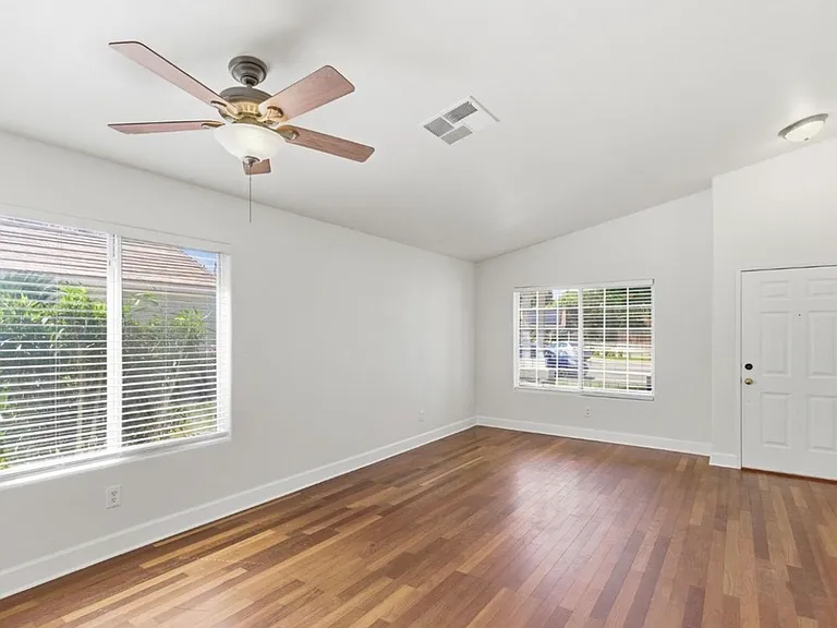 8319 Hemlock Ct — Photo 4