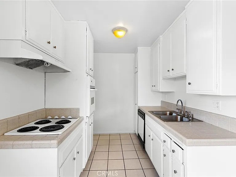 4924 Kester Ave #16 — Photo 3
