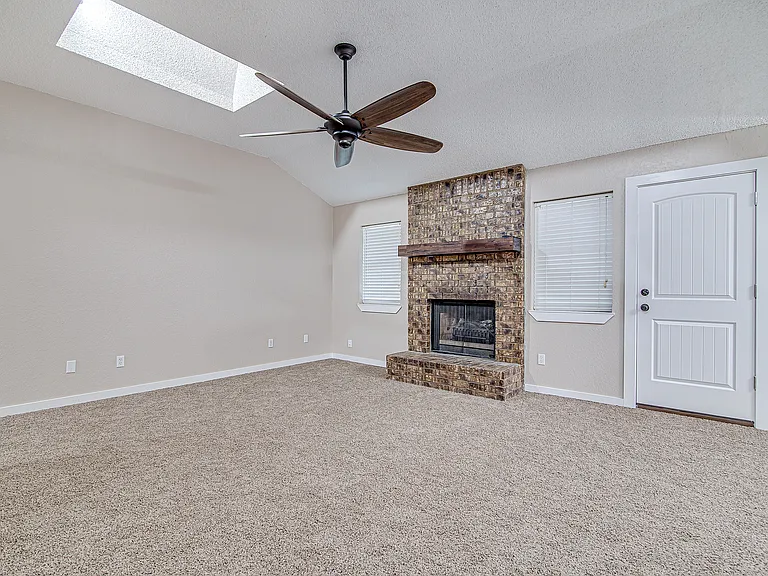 937 Springhill Dr — Photo 4