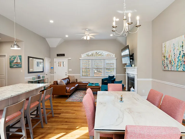 380 Homestead Way — Photo 8