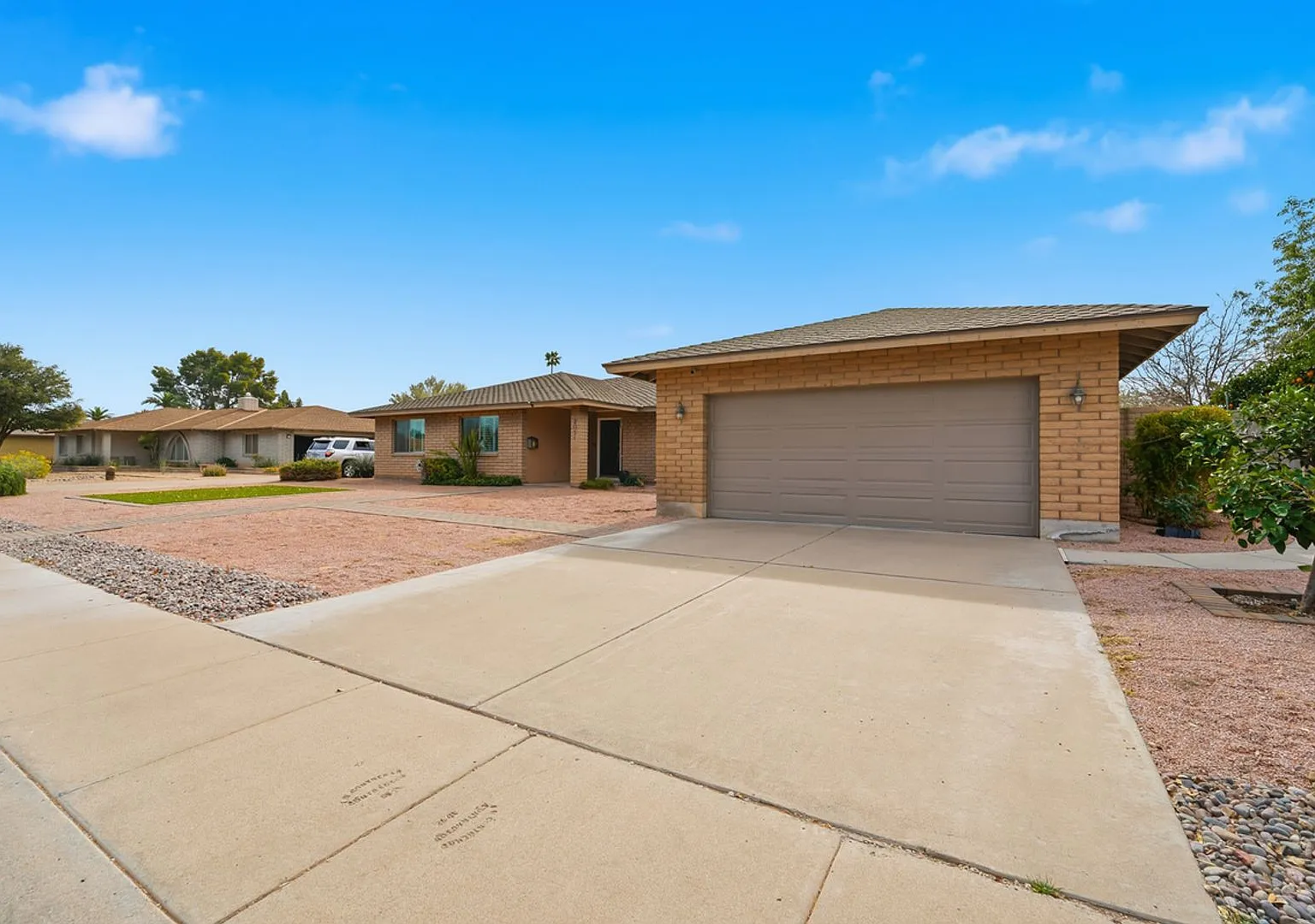 Welcome to this beautiful 4-bedroom, 3-bathroom home with a sparking pool in Tempe Arizona! — Photo 3