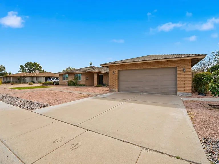 2051 E Hermosa Dr — Photo 3