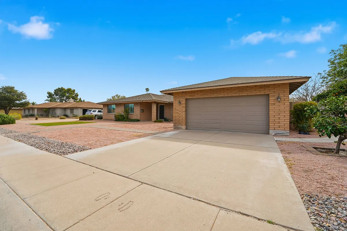 Building Photo - 2051 E Hermosa Dr
