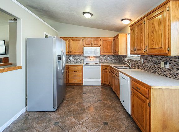 4th image of 665 Clarence Dr