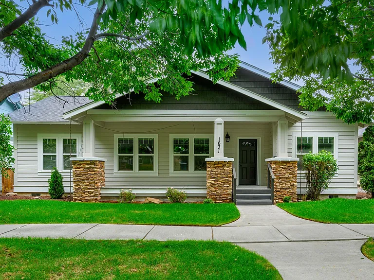 1631 NW Hickory Pl — Photo 1
