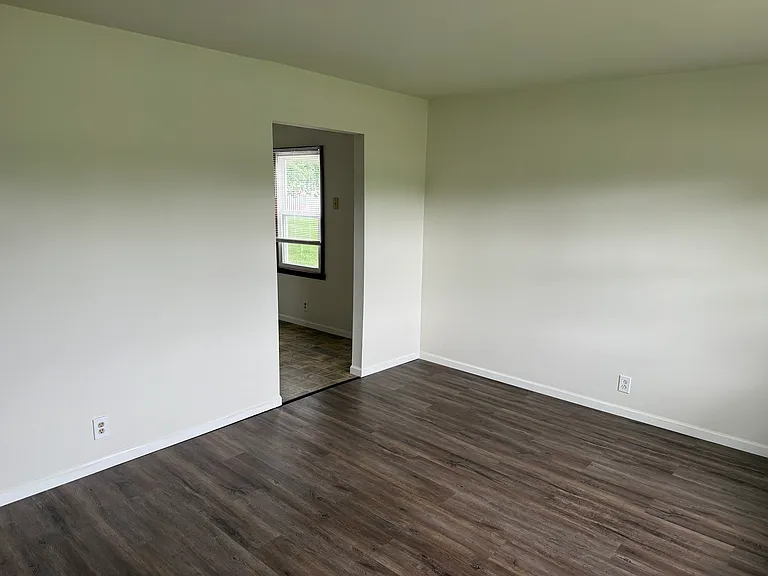 105 S Lyons St — Photo 2