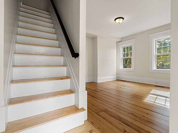 3rd image of 528 Main St #528