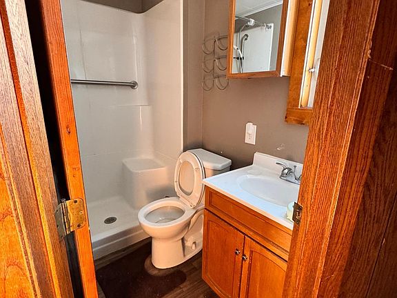 5th image of 207 Leslie Ave E