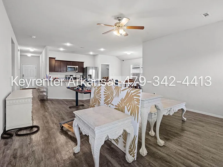 1600 Edinburgh Dr — Photo 4