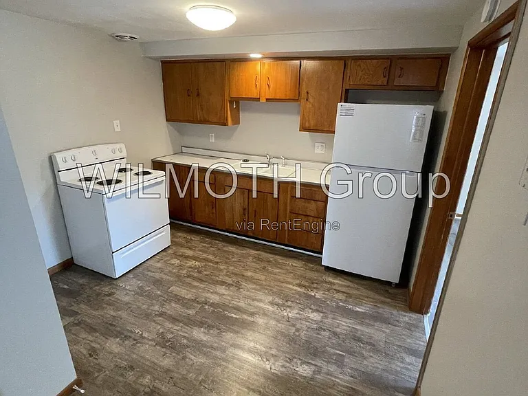 113 W 5th St #B — Photo 6