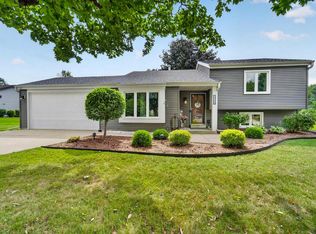 1248 Timber Rdg, Pewaukee, WI 53072